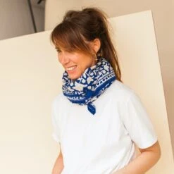 APACHES FOULARD LATIKA 100X100CM "COEUR" MAJORELLE -Bébé Produits Vente apaches foulard latika 100x100cm coeur majorelle 2