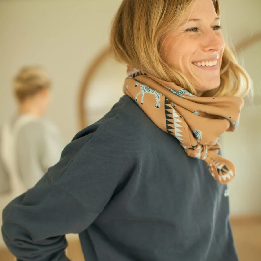 APACHES FOULARD LATIKA 100X100CM "ZÈBRE" CAFÉ 3 APACHES FOULARD LATIKA 100X100CM "ZÈBRE" CAFÉ – Image 3