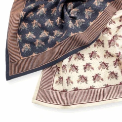 APACHES FOULARD MANIKA 50X50CM "ANANAS" NEIGE 5 APACHES FOULARD MANIKA 50X50CM "ANANAS" NEIGE -Bébé Produits Vente apaches foulard manika 50x50cm ananas neige 2