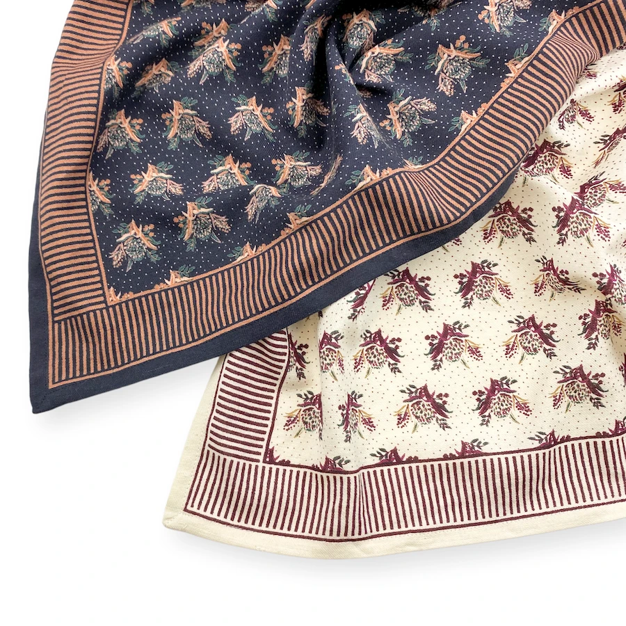 APACHES FOULARD MANIKA 50X50CM "ANANAS" NEIGE 3 APACHES FOULARD MANIKA 50X50CM "ANANAS" NEIGE – Image 3