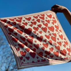 APACHES FOULARD MANIKA 50X50CM "HAPPY" COQUELICOT -Bébé Produits Vente apaches foulard manika 50x50cm happy coquelicot 3