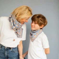 APACHES FOULARD MANIKA 50X50CM "SORBET" DENIM 14 APACHES FOULARD MANIKA 50X50CM "SORBET" DENIM -Bébé Produits Vente apaches foulard manika 50x50cm sorbet denim 4