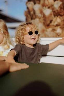 HELLO HOSSY LUNETTES DE SOLEIL "MINI EDIE" JAUNE/CRÈME -Bébé Produits Vente hello hossy lunettes de soleil mini edie jaune cre 2