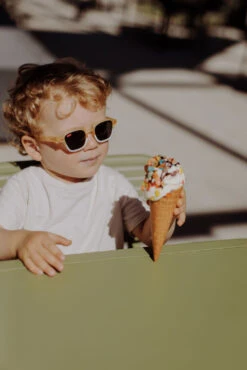 HELLO HOSSY LUNETTES DE SOLEIL "MINI EDIE" JAUNE/CRÈME -Bébé Produits Vente hello hossy lunettes de soleil mini edie jaune cre 4