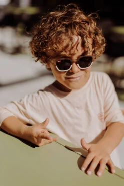 HELLO HOSSY LUNETTES DE SOLEIL "MINI JIMMY" CARAMEL/CRÈME -Bébé Produits Vente hello hossy lunettes de soleil mini jimmy caramel 2