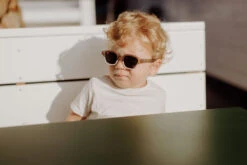 HELLO HOSSY LUNETTES DE SOLEIL "MINI JIMMY" CARAMEL/CRÈME -Bébé Produits Vente hello hossy lunettes de soleil mini jimmy caramel 3