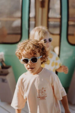 HELLO HOSSY LUNETTES DE SOLEIL "MINI KELLY" BLEU/CRÈME -Bébé Produits Vente hello hossy lunettes de soleil mini kelly bleu cre 4