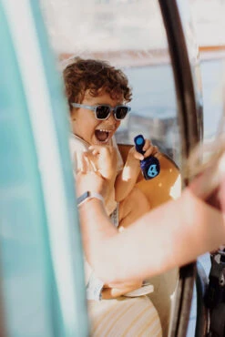 HELLO HOSSY LUNETTES DE SOLEIL "MINI KELLY" BLEU/CRÈME -Bébé Produits Vente hello hossy lunettes de soleil mini kelly bleu cre 5