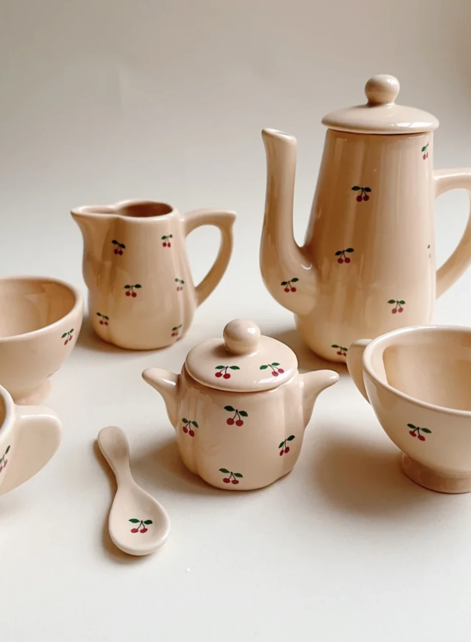 KONGES SLOJD SERVICE À THÉ POUPÉE CÉRAMIQUE - CHERRY 2 KONGES SLOJD SERVICE À THÉ POUPÉE CÉRAMIQUE - CHERRY – Image 2