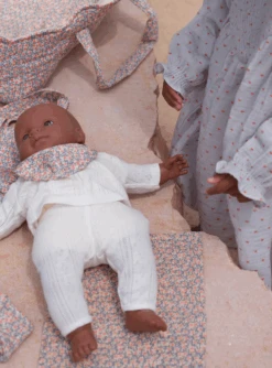 KONGES SLOJD SET POUPÉE - BAVOIR COUCHE COUVERTURE - FLEUR DE GLACE -Bébé Produits Vente konges slojd set poupee bavoir couche couverture f 2