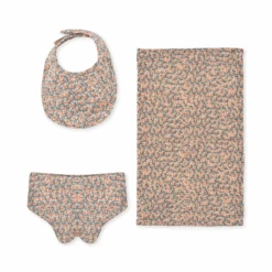 KONGES SLOJD SET POUPÉE - BAVOIR COUCHE COUVERTURE - FLEUR DE GLACE