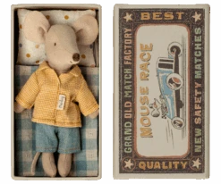 MAILEG GRAND FRÈRE SOURIS 13CM - TENUE D'ÉTÉ DANS SA BOITE D'ALLUMETTES