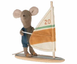 MAILEG PETIT FRÈRE SOURIS 10CM - PLANCHE À VOILE - COLLECTION PLAGE