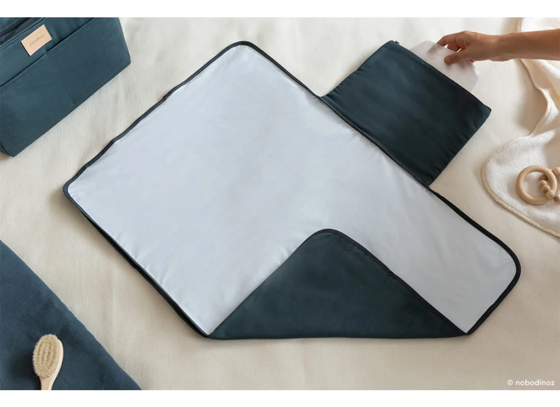 NOBODINOZ MATELAS À LANGER NOMADE 50X70CM "BABY ON THE GO" CARBON BLUE 2 NOBODINOZ MATELAS À LANGER NOMADE 50X70CM "BABY ON THE GO" CARBON BLUE – Image 2