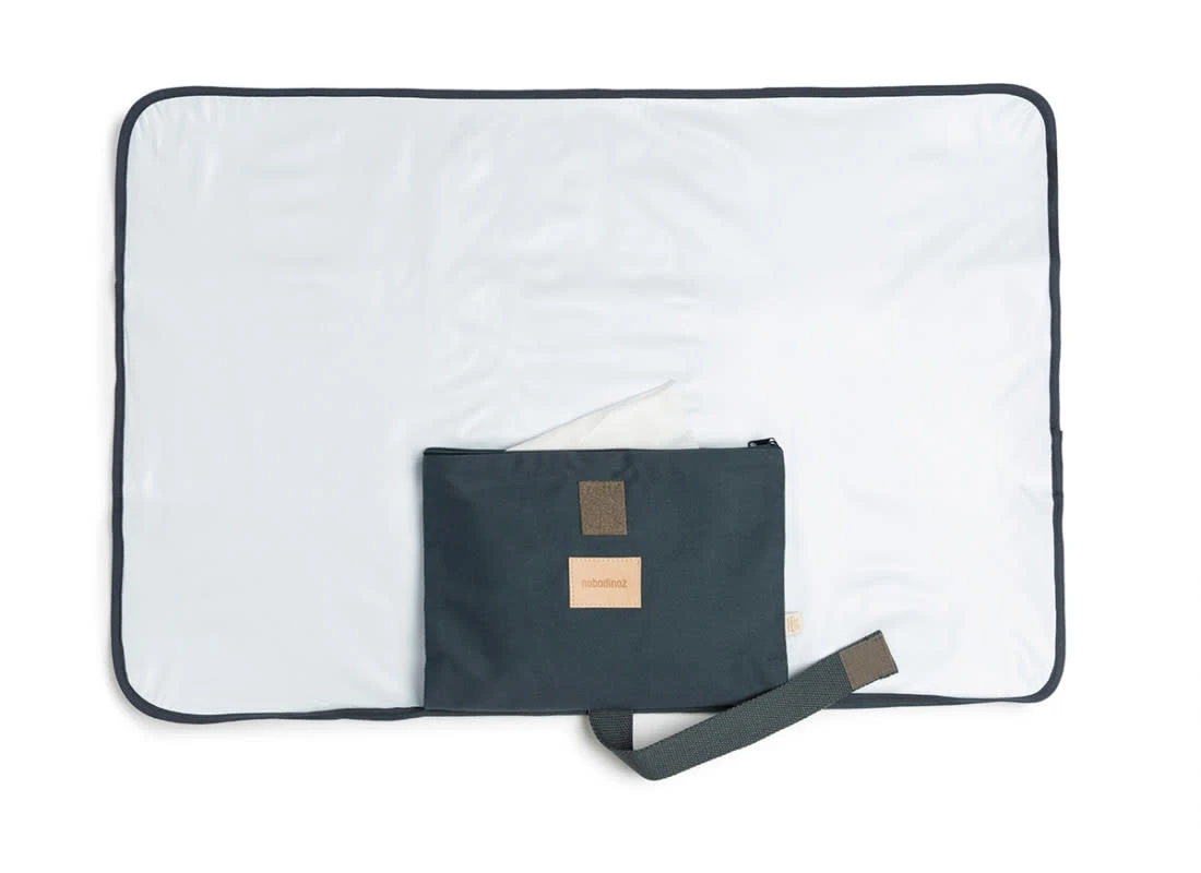 NOBODINOZ MATELAS À LANGER NOMADE 50X70CM "BABY ON THE GO" CARBON BLUE 4 NOBODINOZ MATELAS À LANGER NOMADE 50X70CM "BABY ON THE GO" CARBON BLUE – Image 4